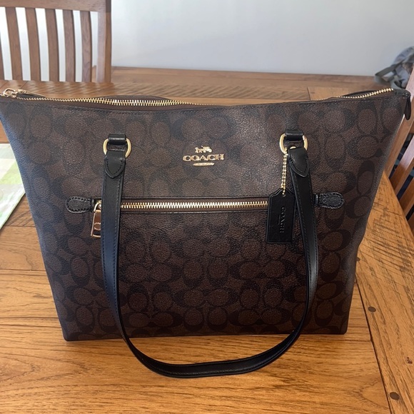 Coach Handbags - EUC Coach Signature Gallery Bag Tote